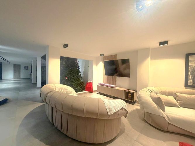 Casa de 5 alcobas en venta en Los Colores, Medellín, 630 m² · foto 2 de 21