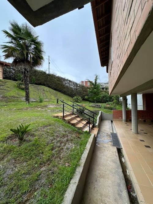 Casa de 6 alcobas en venta en La Milagrosa, La Ceja, 230 m² · foto 2 de 24
