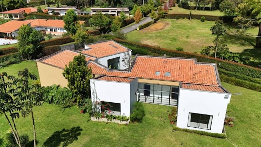 Casa de 5 alcobas en venta en Guamito, La Ceja, 240 m² · foto 2 de 24