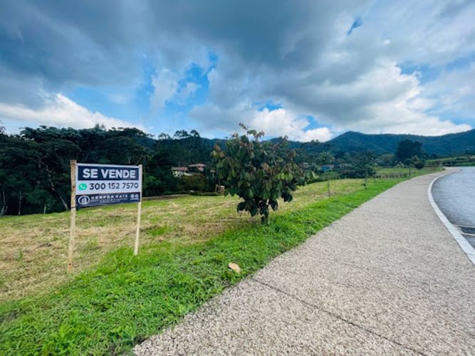Lote en venta en San Nicolas, La Ceja, 2003 m² · foto 2 de 11