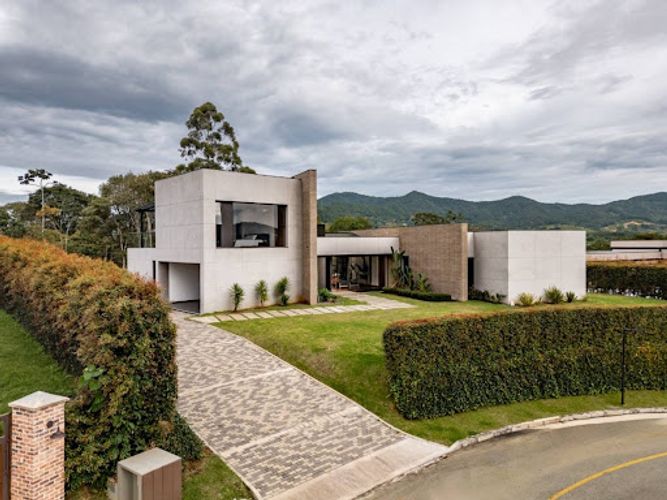 Casa de 5 alcobas en venta en San Nicolas, La Ceja, 389 m² · foto 2 de 24
