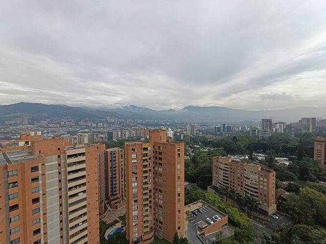Apartamento de 3 alcobas en arriendo en El Poblado, Medellín, 207 m² · foto 2 de 20