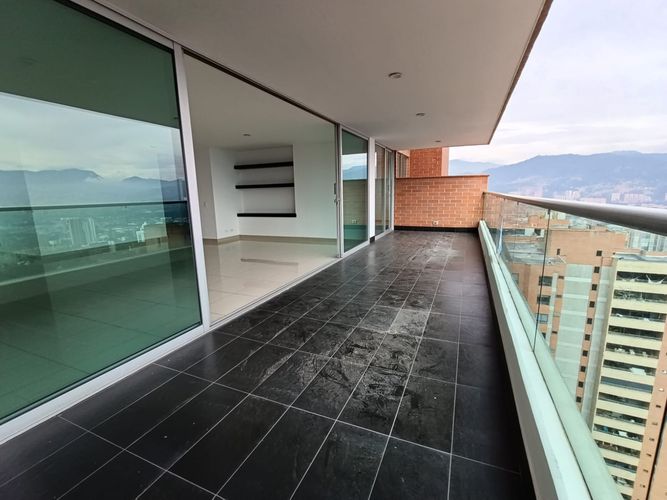 Apartamento de 3 alcobas en arriendo en El Poblado, Medellín, 207 m² · foto 8 de 20