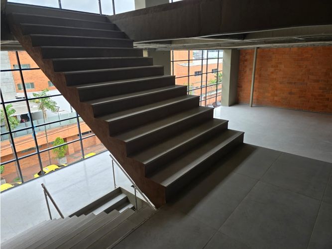 Bodega en arriendo en Perpetuo Socorro, Medellín, 2800 m² · foto 3 de 19
