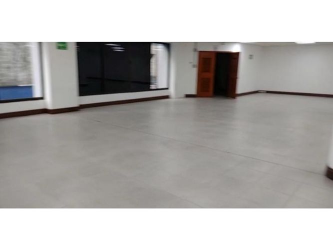 Local en arriendo en Castropol, Medellín, 1212 m² · foto 3 de 7