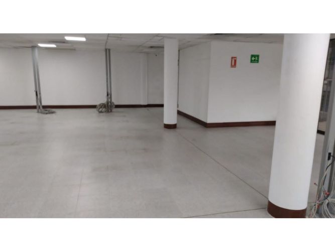 Local en arriendo en Castropol, Medellín, 1212 m² · foto 4 de 7