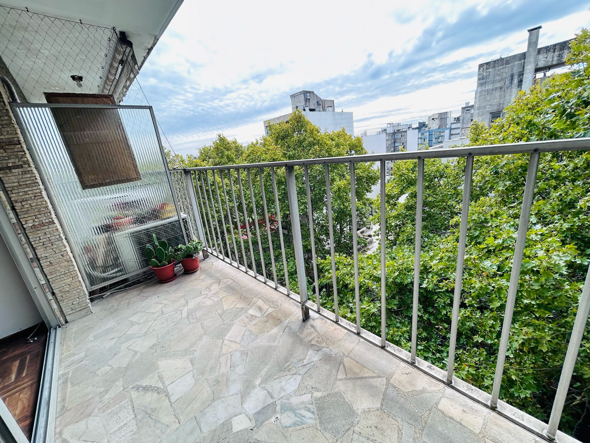 ALQUILER POCITOS MONOAMBIENTE CON TERRAZA Y COCINA DEFINIDA - Vista