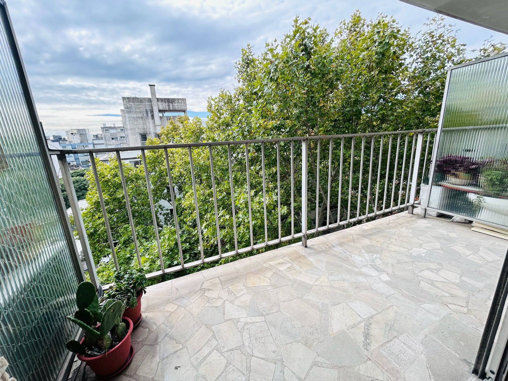 ALQUILER POCITOS MONOAMBIENTE CON TERRAZA Y COCINA DEFINIDA - Detalle