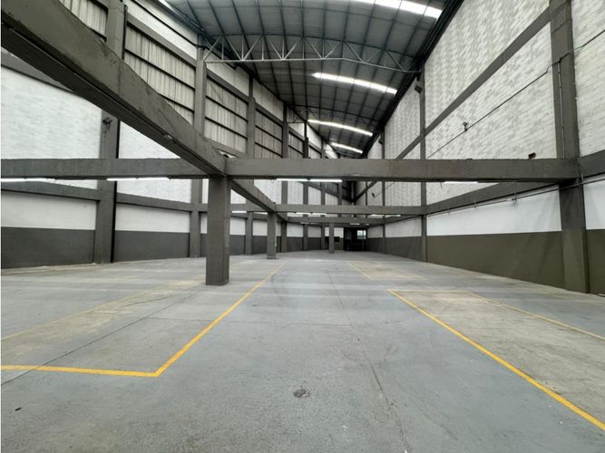 Bodega en arriendo en La Tablaza, La Estrella, 2533 m² · foto 2 de 20