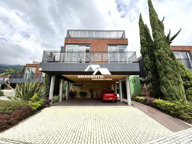 Casa de 4 alcobas en venta en Loma Del Chocho, Envigado, 345 m² · foto 2 de 24