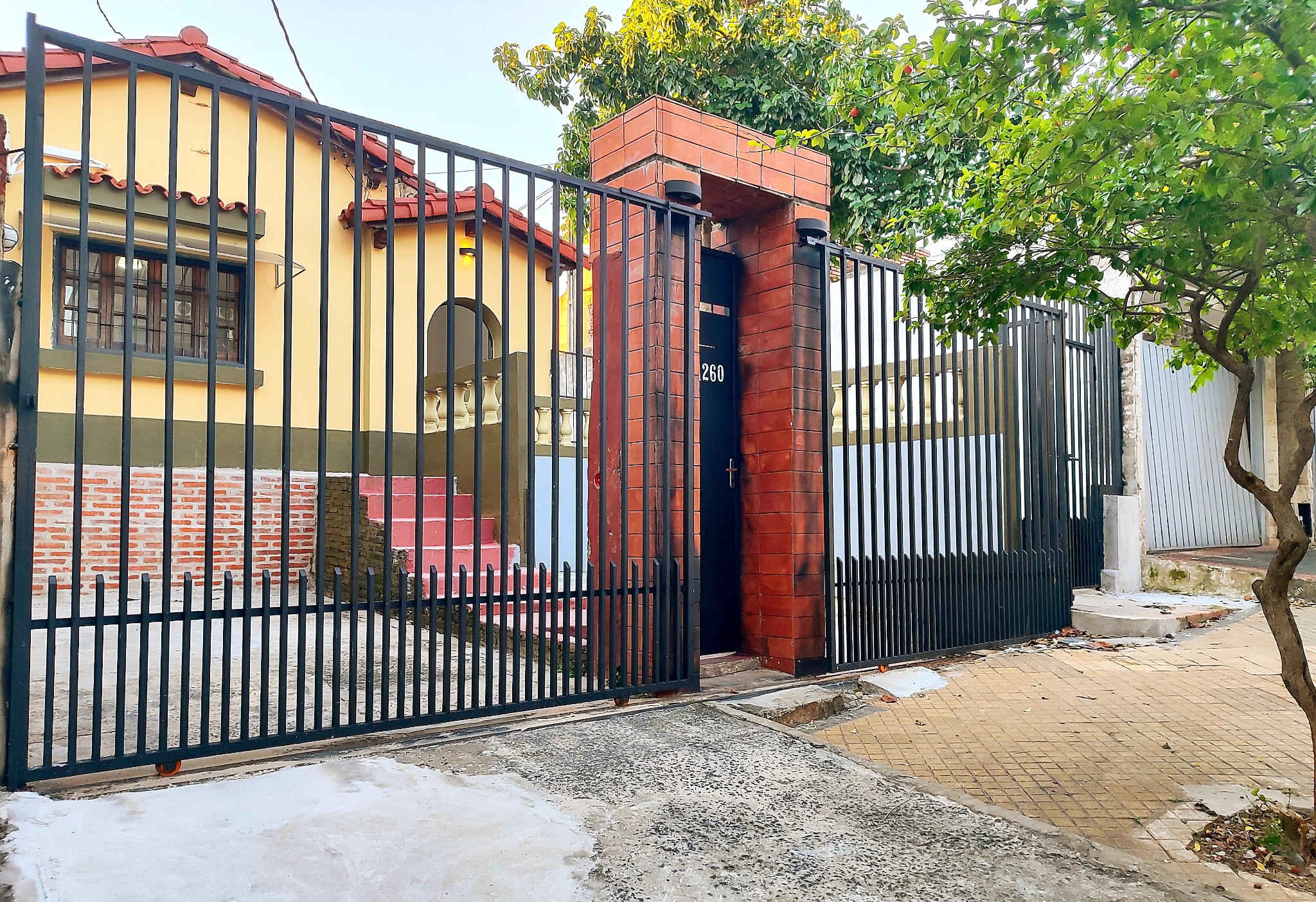 Exclusiva Residencia en Venta: A solo 350 metros del Palacio de Justicia – Inversión estratégica y estilo de vida privilegiado para profesionales y familias que buscan la máxima conveniencia en el corazón judicial de Asunción. — foto 3
