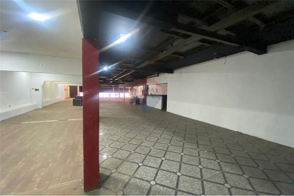 ALQUILO AMPLIO SALÓN COMERCIAL DE DOS PISOS     J.A. — foto 2