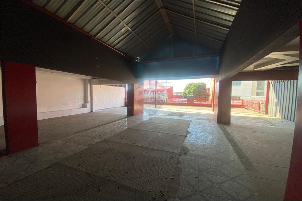 ALQUILO AMPLIO SALÓN COMERCIAL DE DOS PISOS     J.A. — foto 3