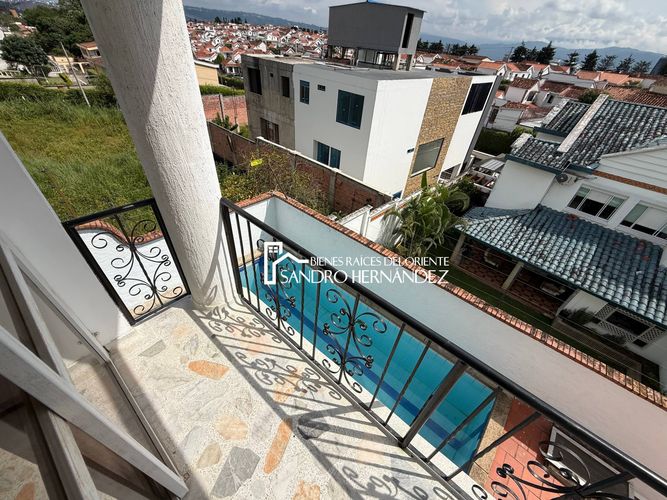 Casa de 5 alcobas en venta en Lagos Del Cacique, Bucaramanga, 432 m² · foto 3 de 20
