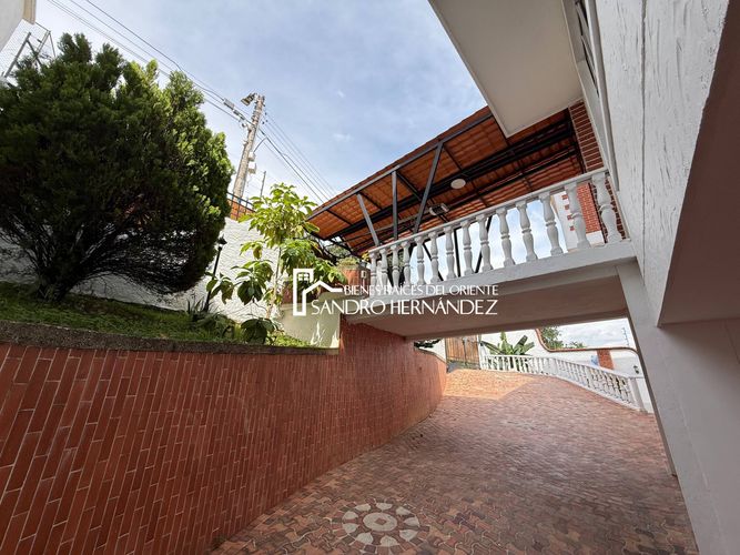 Casa de 5 alcobas en venta en Lagos Del Cacique, Bucaramanga, 432 m² · foto 4 de 20