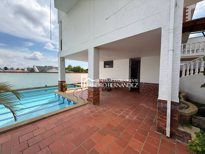 Casa de 5 alcobas en venta en Lagos Del Cacique, Bucaramanga, 432 m² · foto 13 de 20