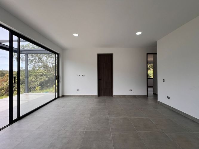 Casa de 3 alcobas en arriendo en Loma Del Chocho, Envigado, 150 m² · foto 2 de 18