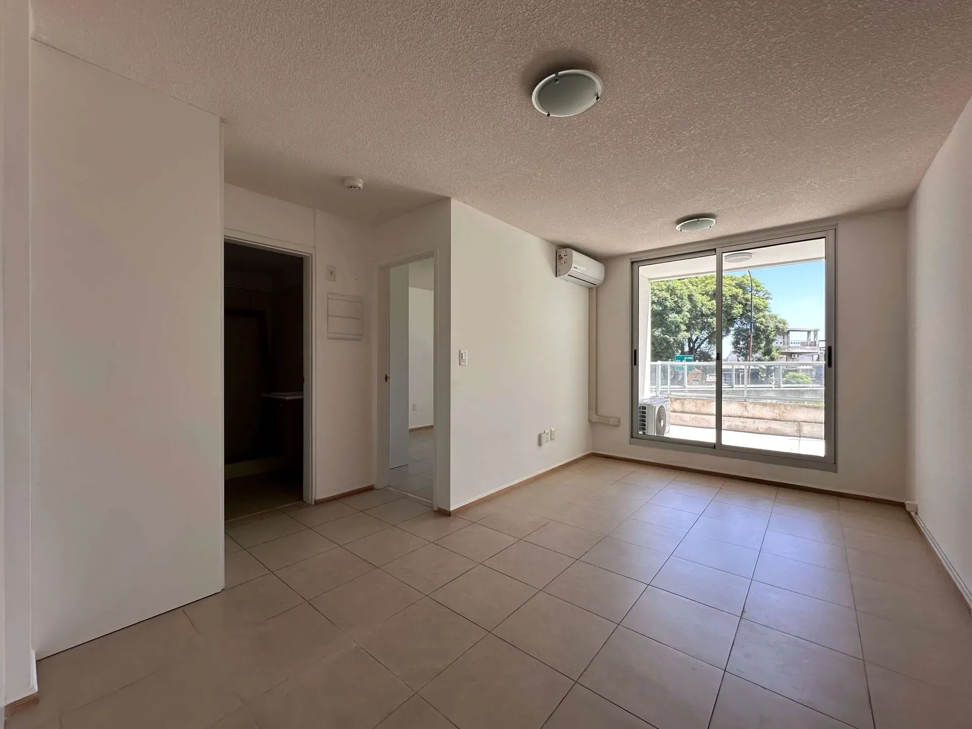 Apartamento En Alquiler, 1 Dormitorio, Tres Cruces, Garage, Patio