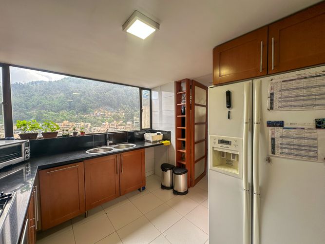 Apartamento de 3 alcobas en venta en El Refugio, Bogotá, 173 m² · foto 8 de 22