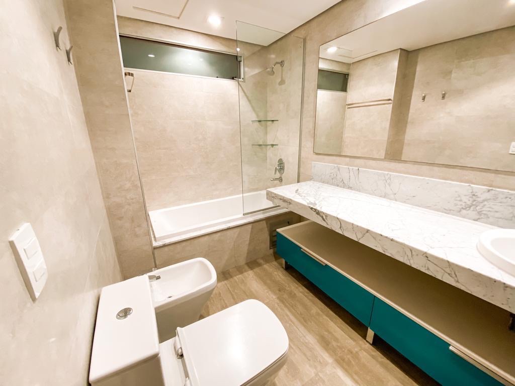 Amplio y Moderno Departamento de 230 m² en Alquiler. — foto 3