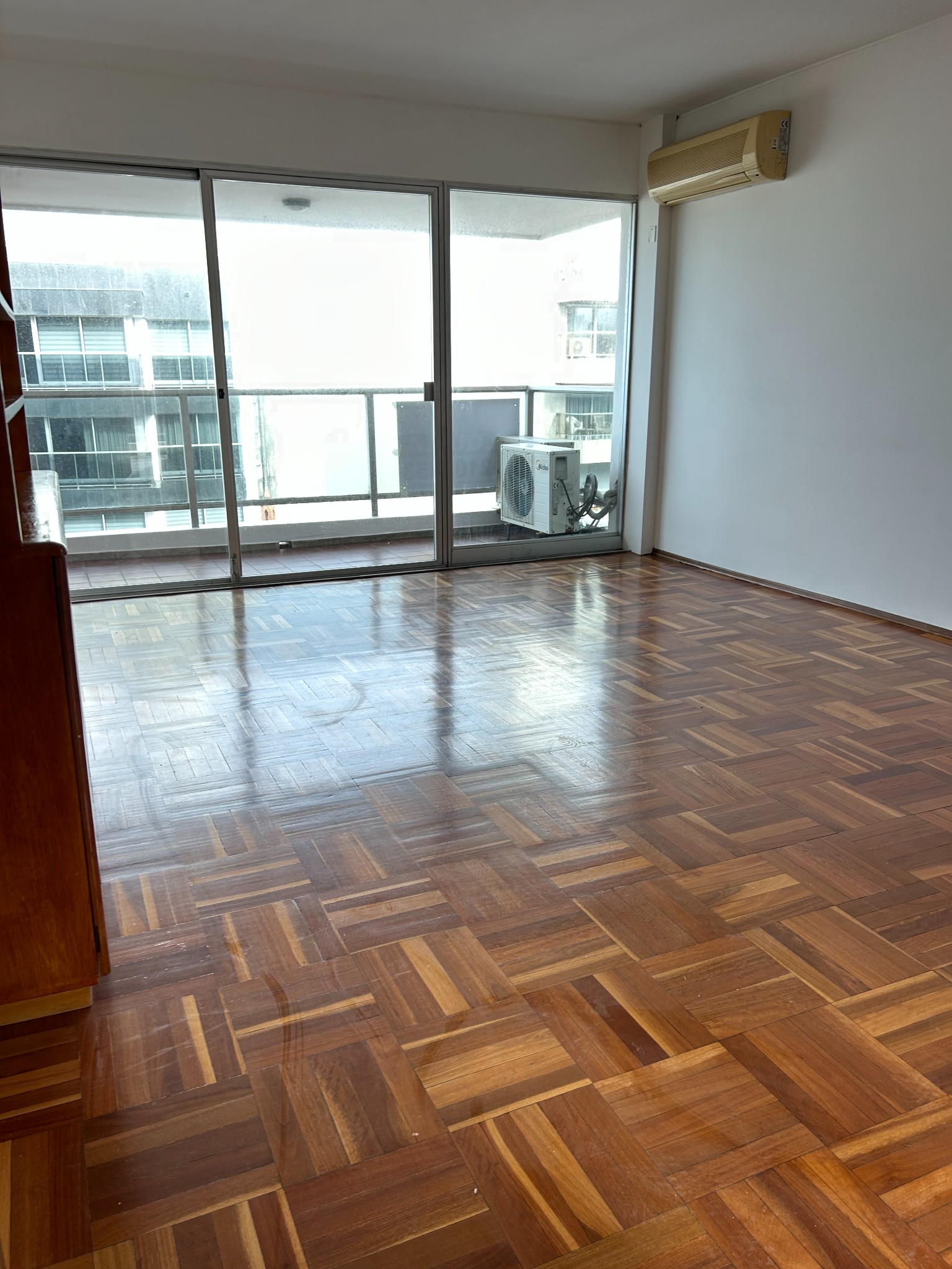 Alquiler apartamento 2 dormitorios 2 terrazas piso alto 21 y Rambla Pocitos - Detalle