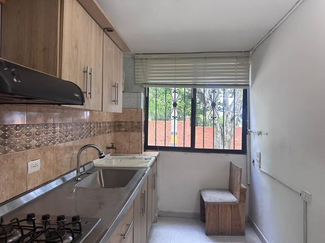 Oficina en arriendo en Los Naranjos, Medellín, 90 m² · foto 3 de 13