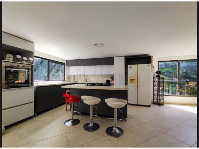 Casa de 5 alcobas en arriendo en Santa Elena, Medellín, 400 m² · foto 2 de 10
