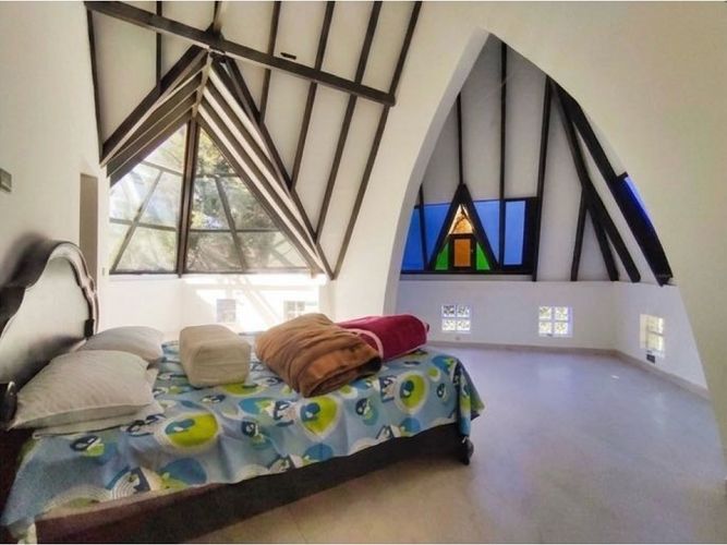 Casa de 5 alcobas en arriendo en Santa Elena, Medellín, 400 m² · foto 4 de 10