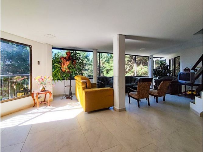 Casa de 5 alcobas en arriendo en Santa Elena, Medellín, 400 m² · foto 5 de 10