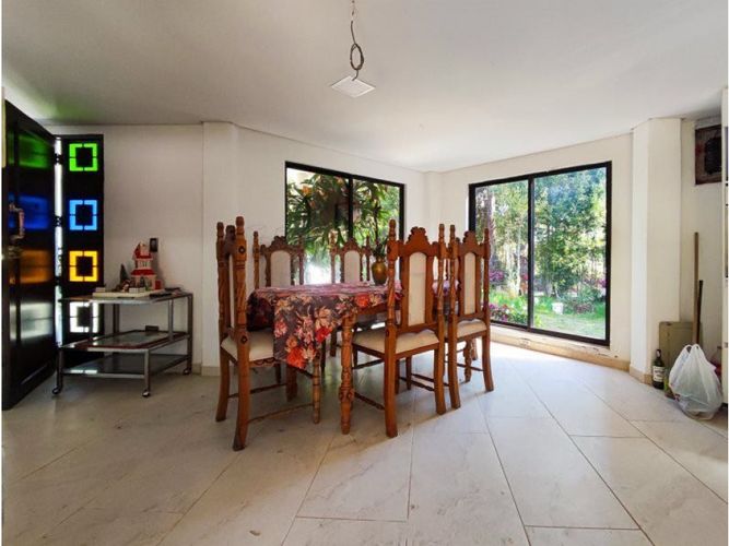 Casa de 5 alcobas en arriendo en Santa Elena, Medellín, 400 m² · foto 6 de 10