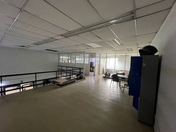 Bodega en arriendo en Cristo Rey, Medellín, 200 m² · foto 9 de 15