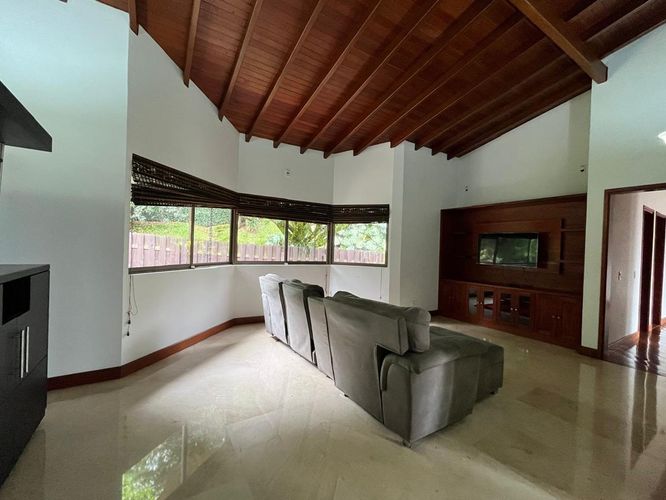 Casa de 4 alcobas en venta en Escobero, Envigado, 1753 m² · foto 3 de 20