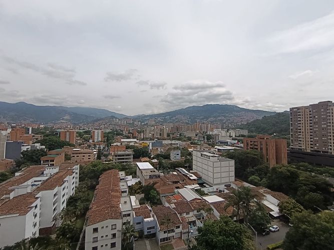 Apartamento de 3 alcobas en arriendo en Laureles, Medellín, 156 m² · foto 3 de 20