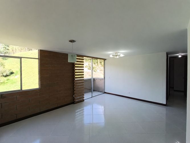Apartamento de 2 alcobas en arriendo en Loma Del Indio, Medellín, 58 m² · foto 2 de 20