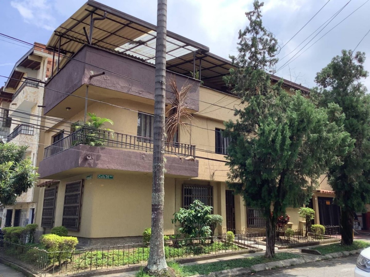 Casa en venta en Zona Centro, Envigado · foto 2 de 24