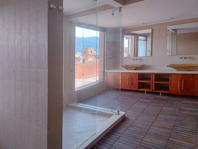 Apartamento de 5 alcobas en venta en Santa Barbara, Bogotá, 340 m² · foto 22 de 24