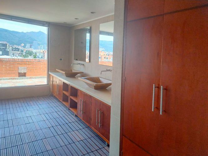 Apartamento de 5 alcobas en venta en Santa Barbara, Bogotá, 340 m² · foto 23 de 24