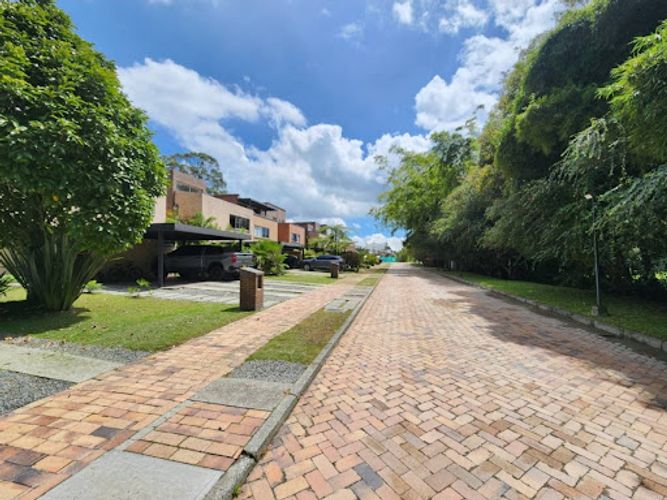 Casa de 5 alcobas en venta en El Porvenir, Rionegro, 363 m² · foto 2 de 23