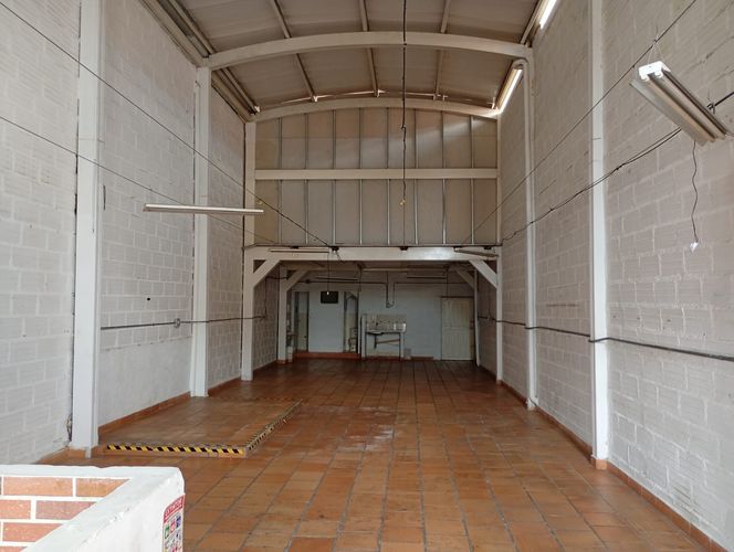 Bodega en arriendo en Cristo Rey, Medellín, 130 m² · foto 2 de 9