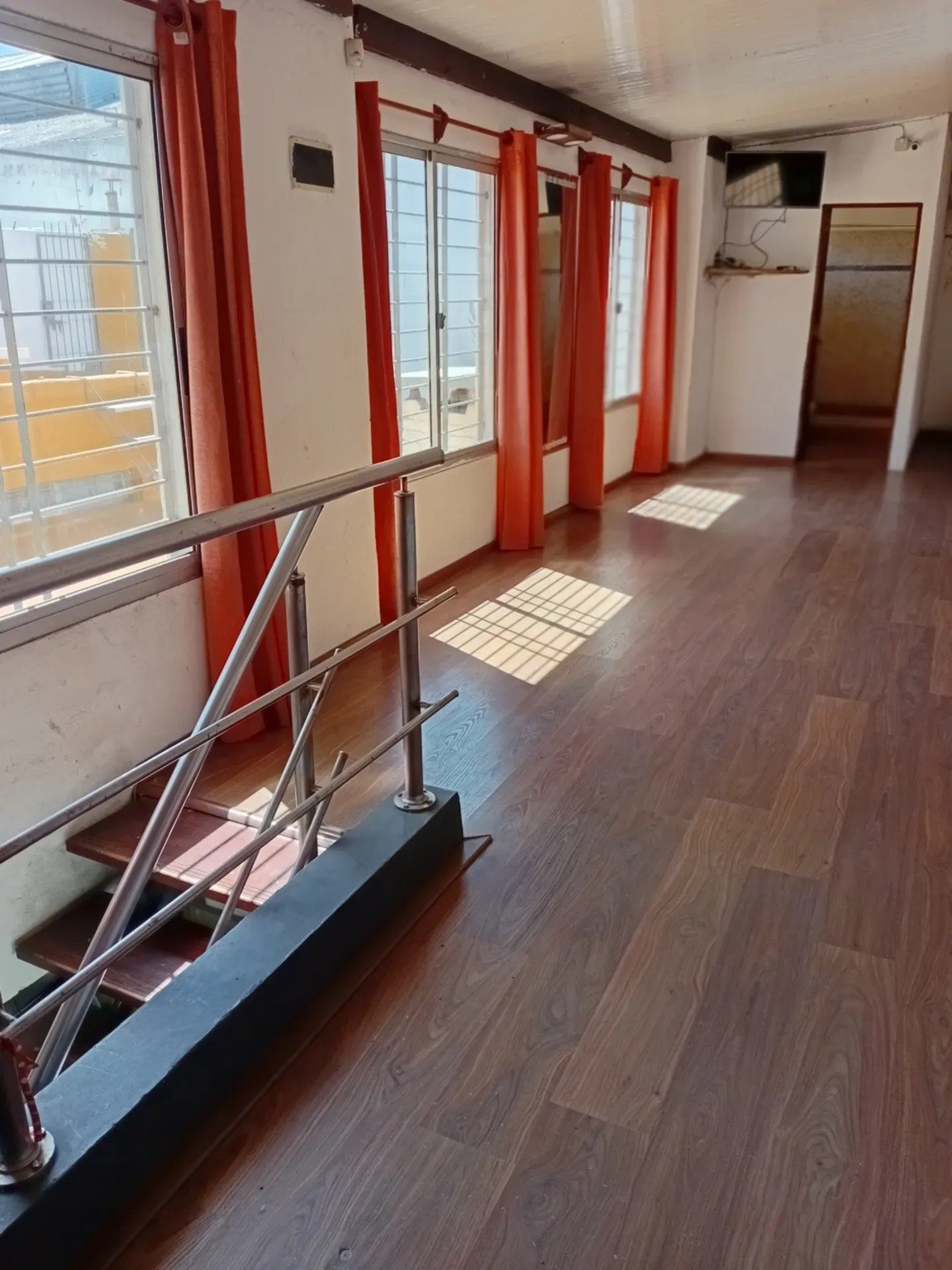 ALQUILER CASA EN REDUCTO, 3 DORMITORIOS, 3 BAÑOS, 2 PLANTAS, COCHERA, ESTUFAS A LEÑA