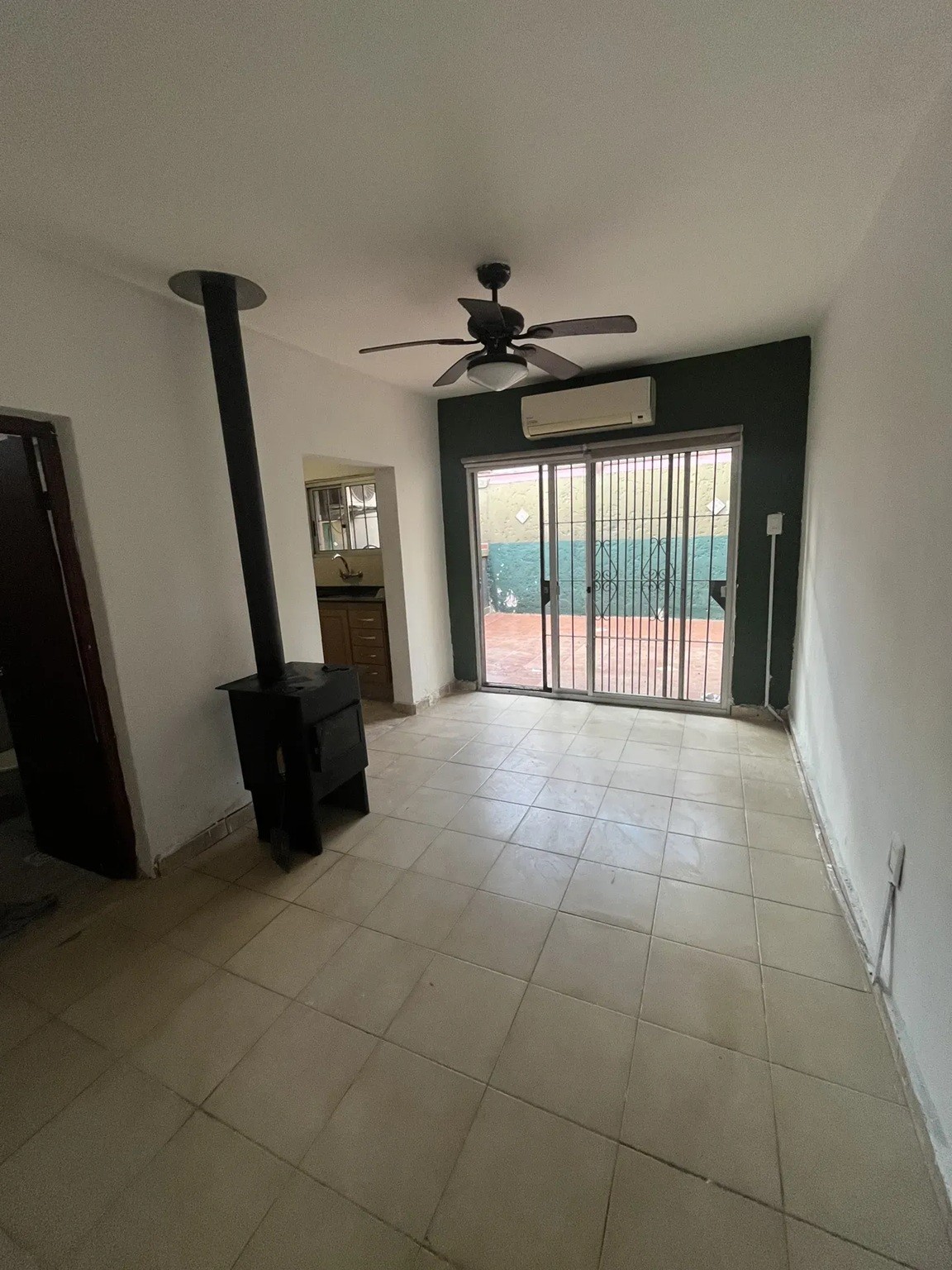 ALQUILER CASA EN BRAZO ORIENTAL, 2 DORMITORIOS, PLANTA BAJA, PATIO EXCLUSIVO, ESTUFA A LEÑA, COCHERA