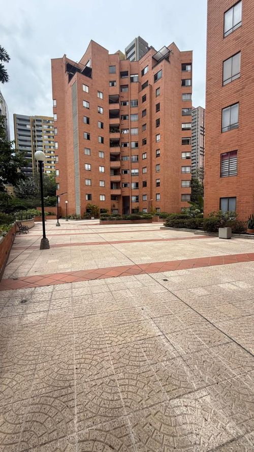 Apartamento de 3 alcobas en arriendo en El Poblado, Medellín, 145 m² · foto 2 de 24