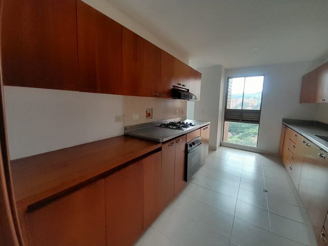 Apartamento de 3 alcobas en arriendo en El Poblado, Medellín, 350 m² · foto 2 de 20
