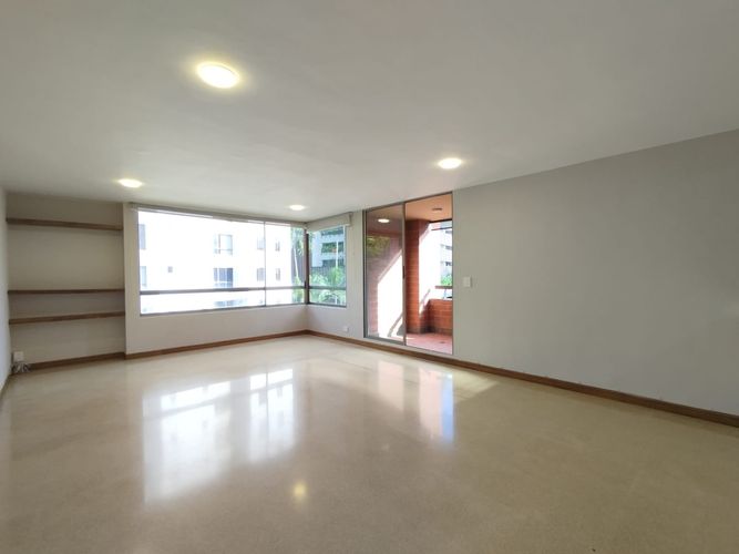 Apartamento de 2 alcobas en arriendo en Las Lomas, Medellín, 130 m² · foto 2 de 19