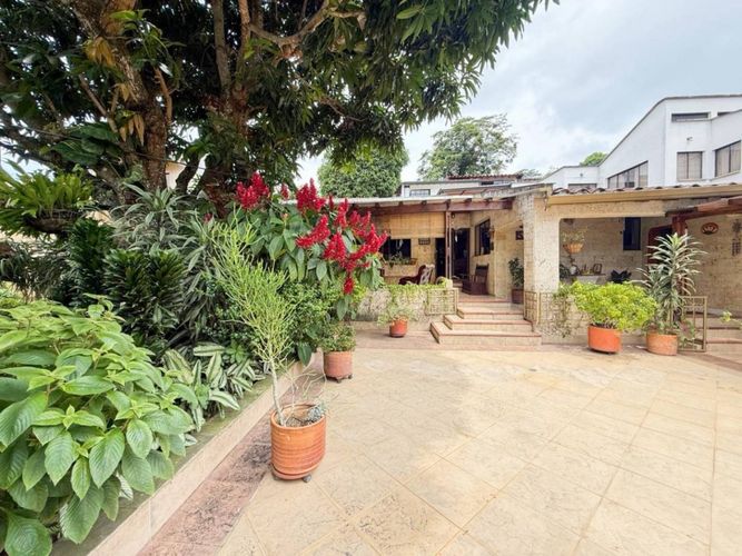 Casa de 5 alcobas en venta en Lagos Del Cacique, Bucaramanga, 500 m² · foto 2 de 24