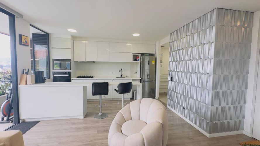 Apartamento de 2 alcobas en arriendo en El Poblado, Medellín, 98 m² · foto 4 de 13