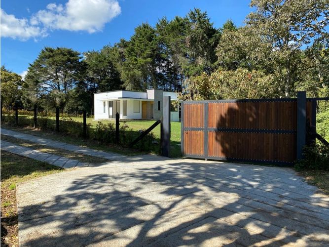 Finca en venta en Santa Elena, Medellín, 100 m² · foto 3 de 23