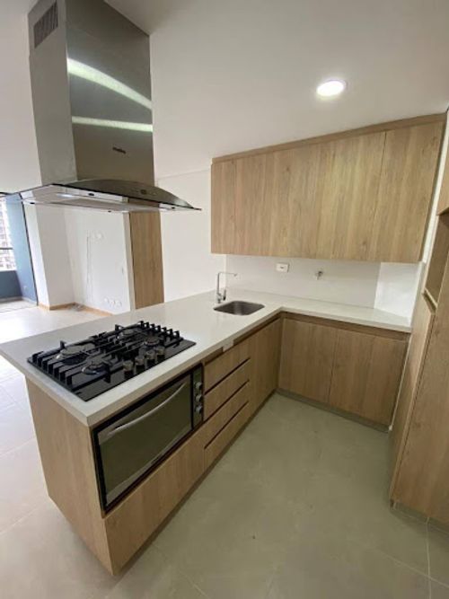 Apartamento de 2 alcobas en arriendo en Loma Del Indio, Medellín, 67 m² · foto 2 de 16