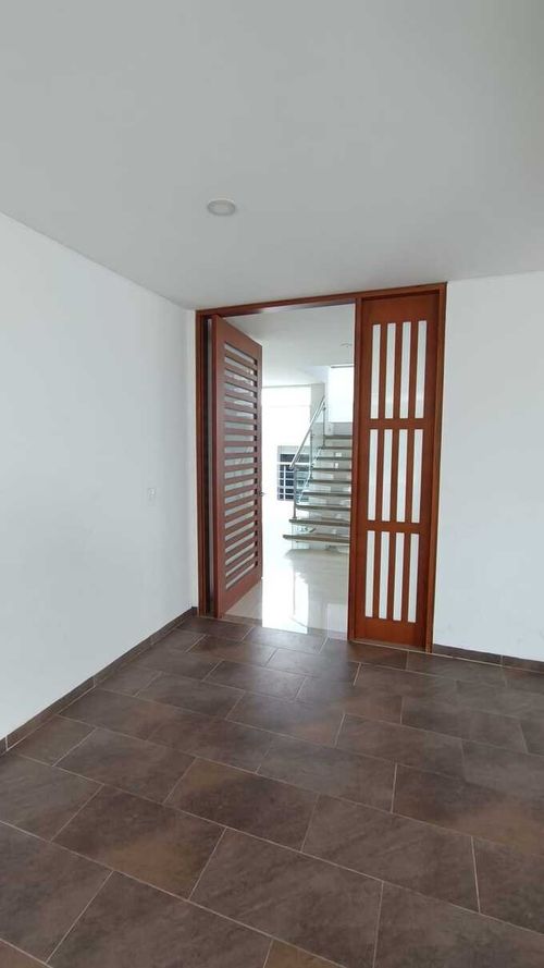 Casa de 3 alcobas en venta en Picaleña Y Mirolindo, Ibagué, 300 m² · foto 2 de 23