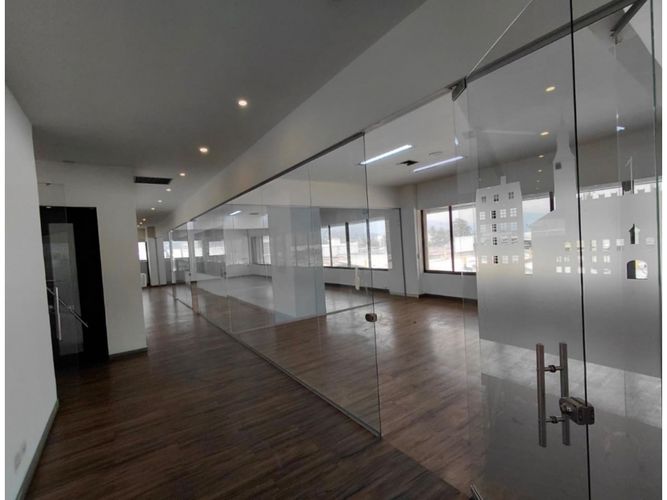 Oficina en arriendo en La Esmeralda, Itagüí, 681 m² · foto 2 de 13